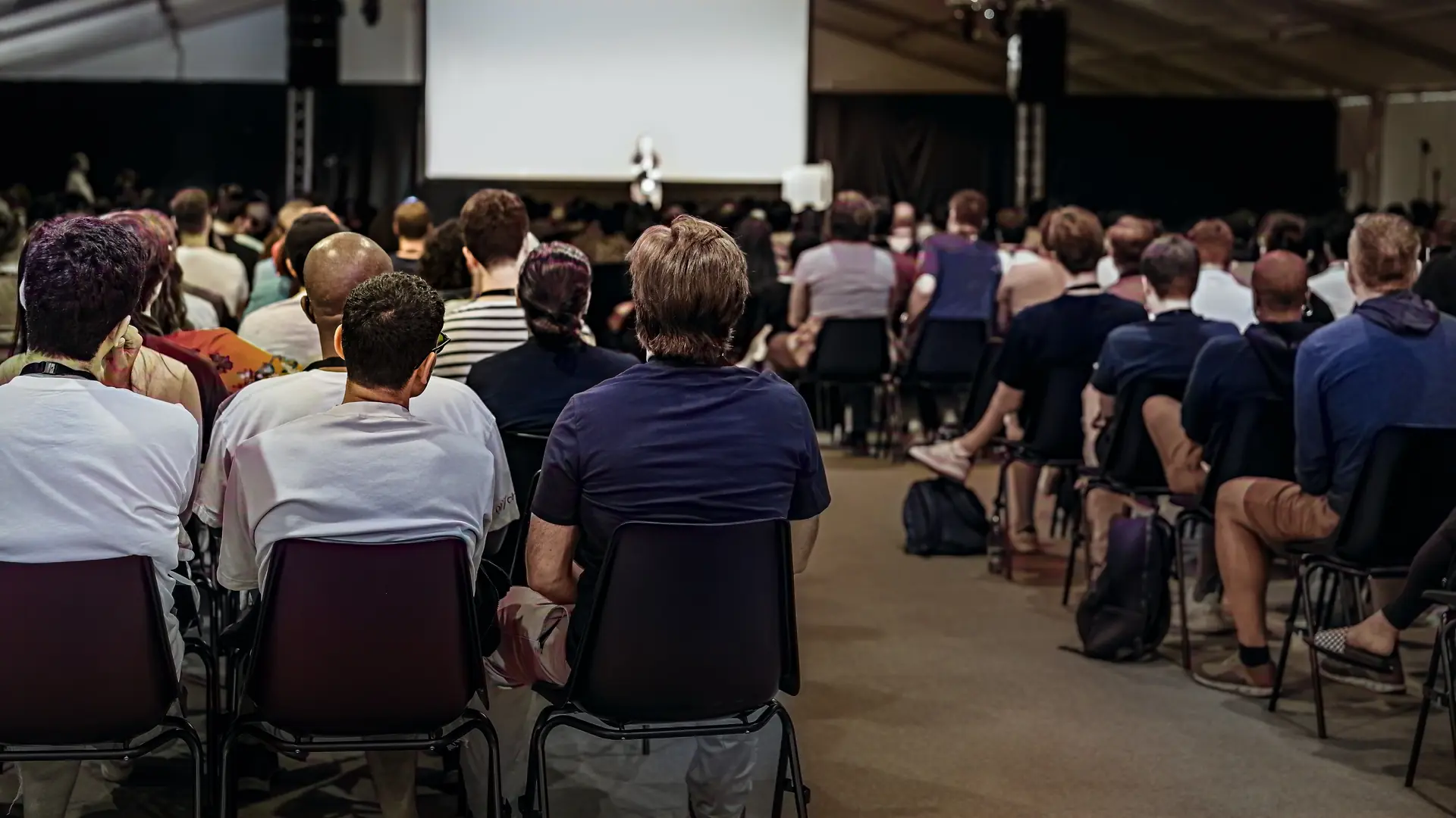 Public r&eacute;uni dans une salle de congr&egrave;s