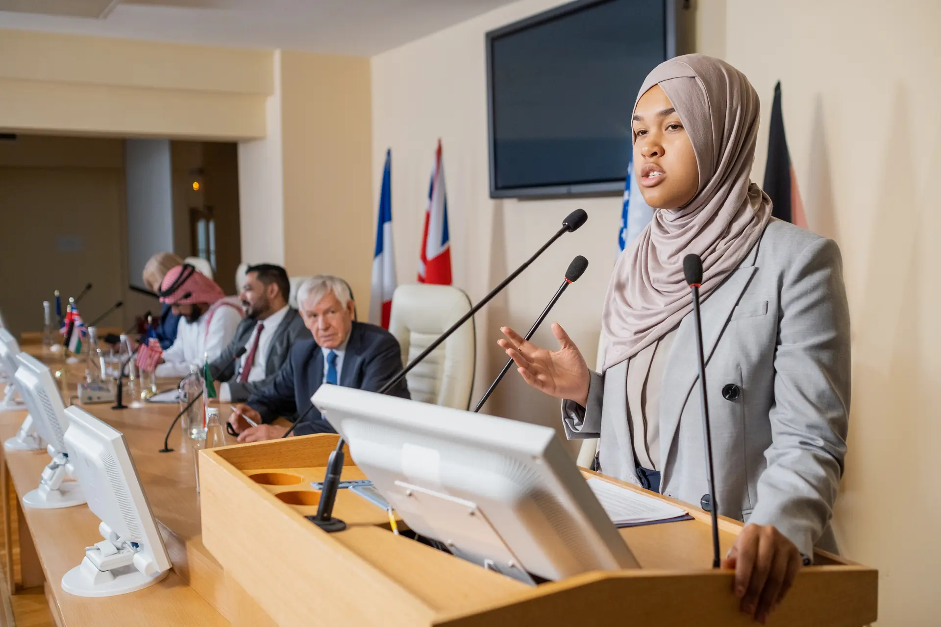 Conf&eacute;rence internationale avec public, intervenant et smartphones